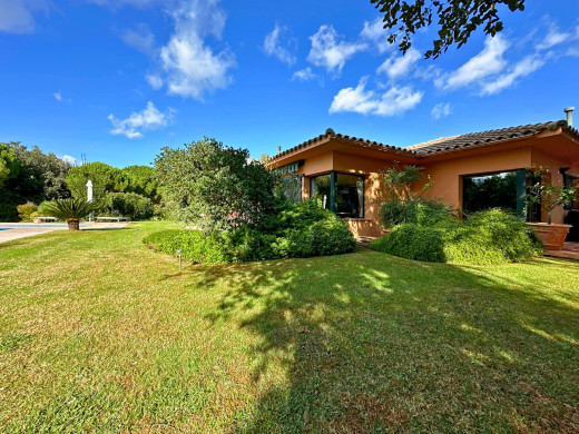 Maison de plain-pied au Golf de Torremirona avec piscine