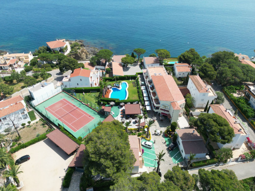 Immeuble avec licence touristique + restaurant à Llançà, Costa Brava