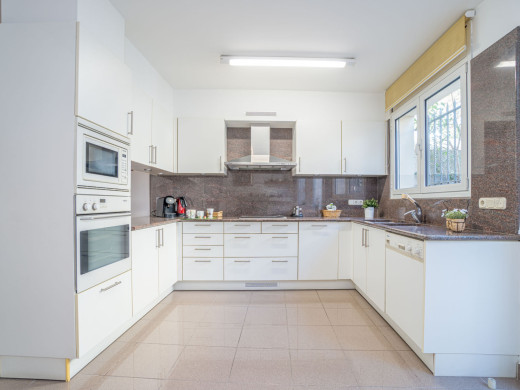 Maison unique avec jardin et garage dans le centre de Figueres