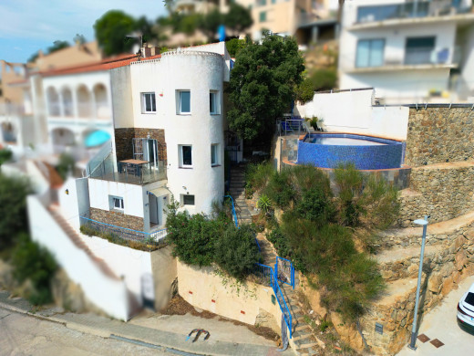 Villa mit Meerblick und Pool in Almadrava – Roses