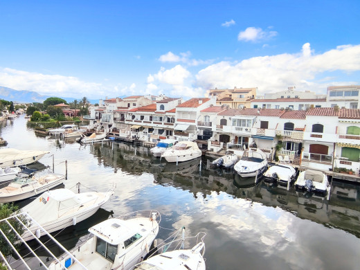 Renovated studio with canal views in Empuriabrava