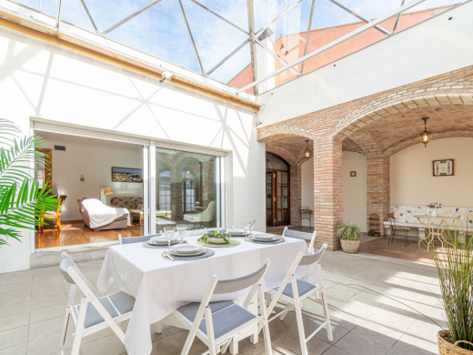Maison unique avec jardin et garage dans le centre de Figueres