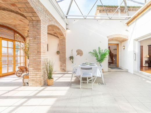 Maison unique avec jardin et garage dans le centre de Figueres