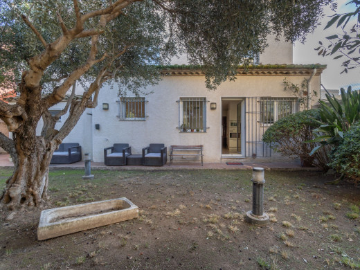 Maison unique avec jardin et garage dans le centre de Figueres
