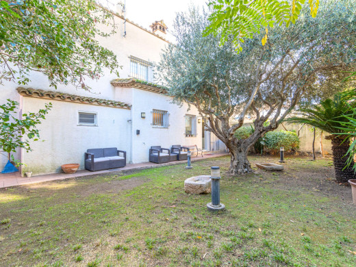 Maison unique avec jardin et garage dans le centre de Figueres