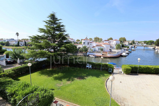 Canal view, swimming pool, large terrace, private closed garage