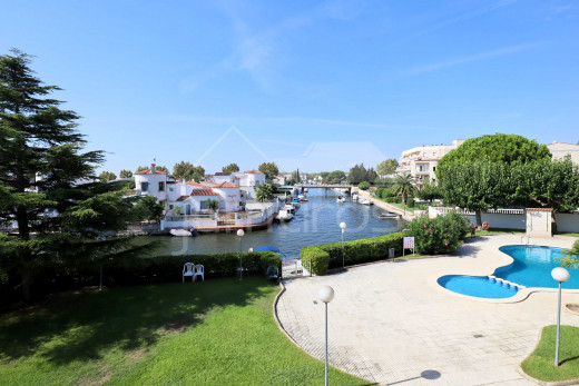 Canal view, swimming pool, large terrace, private closed garage