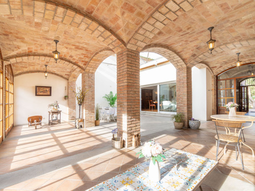 Maison unique avec jardin et garage dans le centre de Figueres