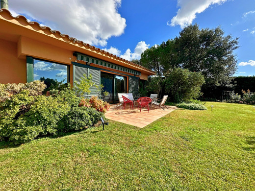 Maison de plain-pied au Golf de Torremirona avec piscine