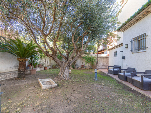 Maison unique avec jardin et garage dans le centre de Figueres