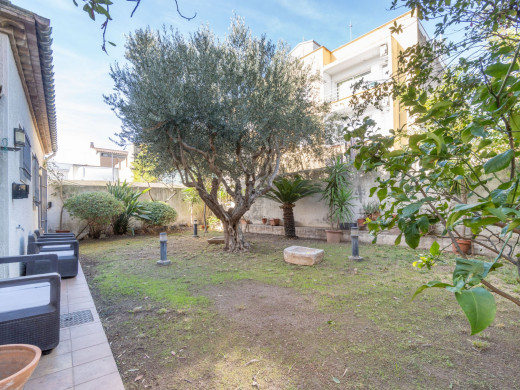 Maison unique avec jardin et garage dans le centre de Figueres