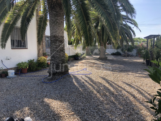2 chambres, grand jardin, garage, parking et possibre piscine