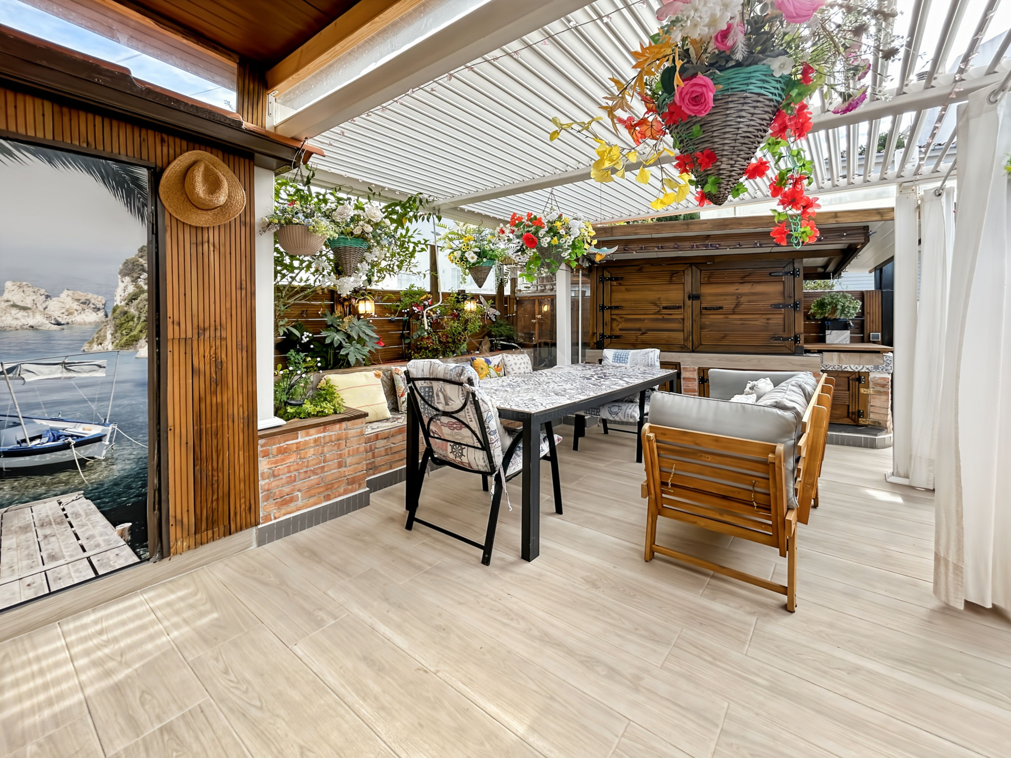 Maison rénovée avec terrasse, piscine et garage