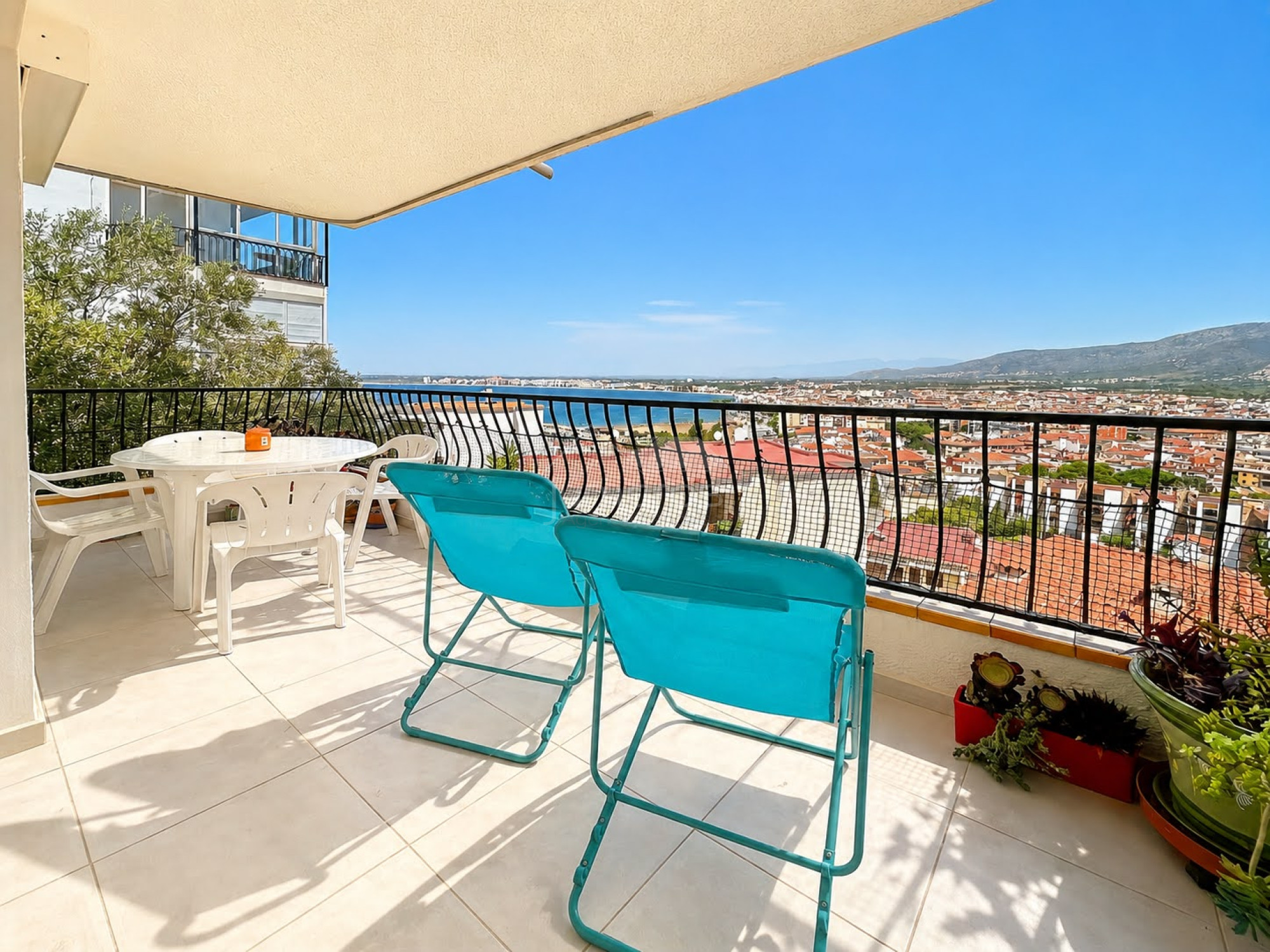 Appartement rénové avec vue mer, parking et débarras