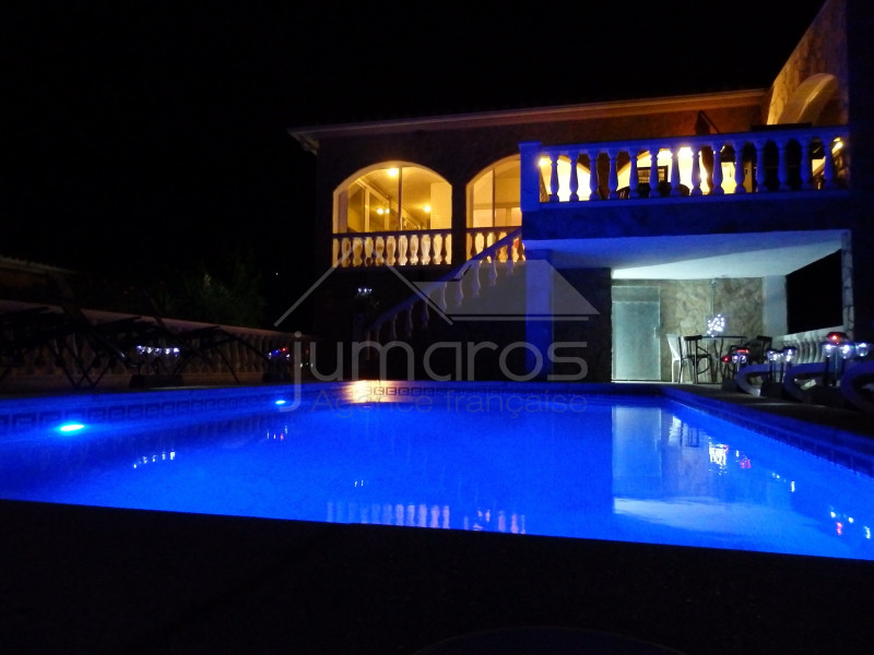 Beautiful_pool_at_night___warm_all_year.jpg