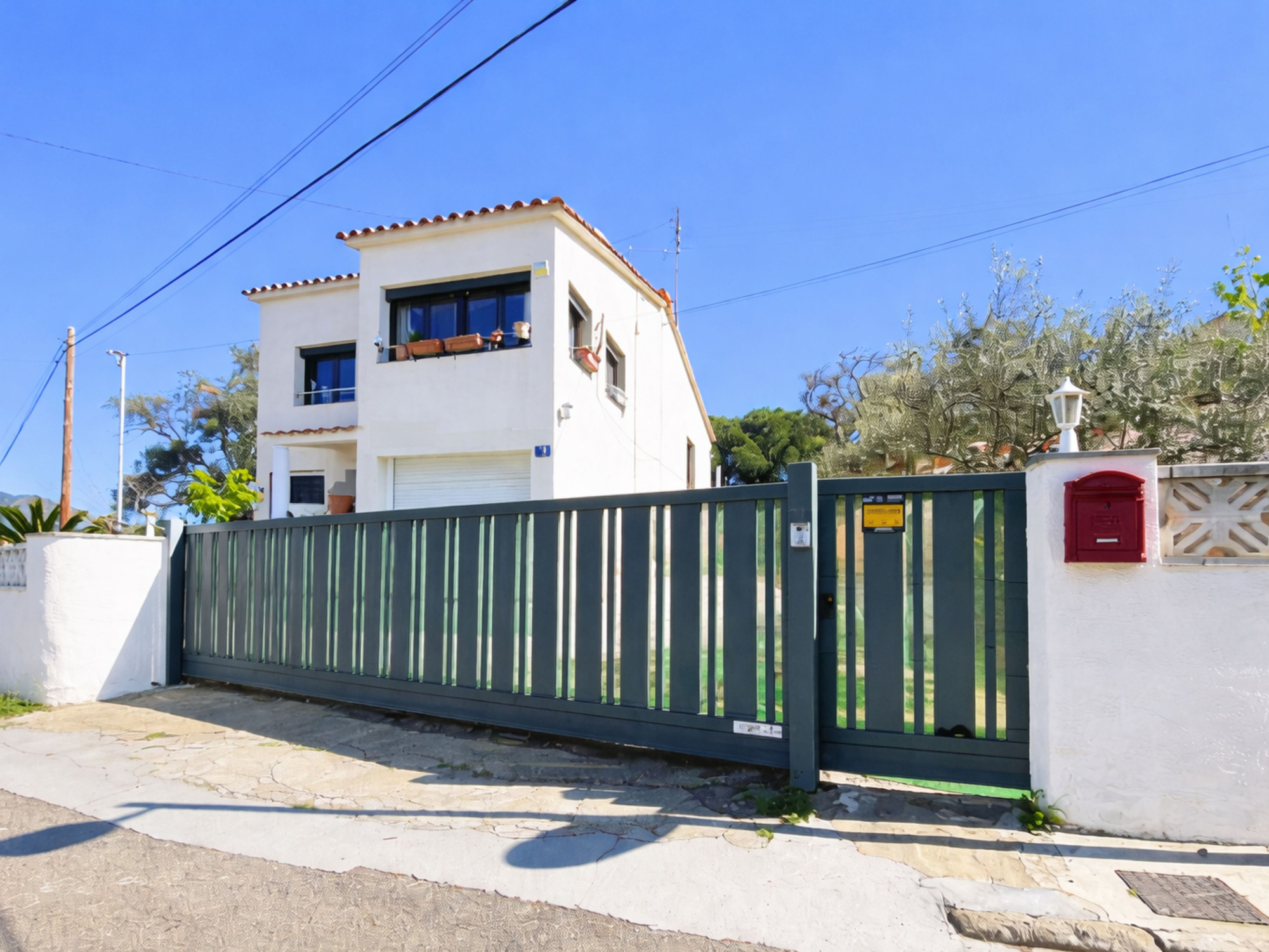 Maison avec vue mer terrain et garage dans le centre de Roses