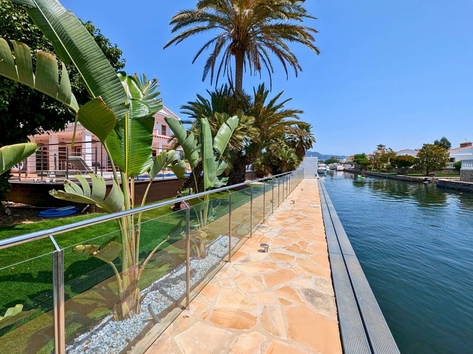 Villa en el canal con 25 metros de amarre y parcela de 1000m2