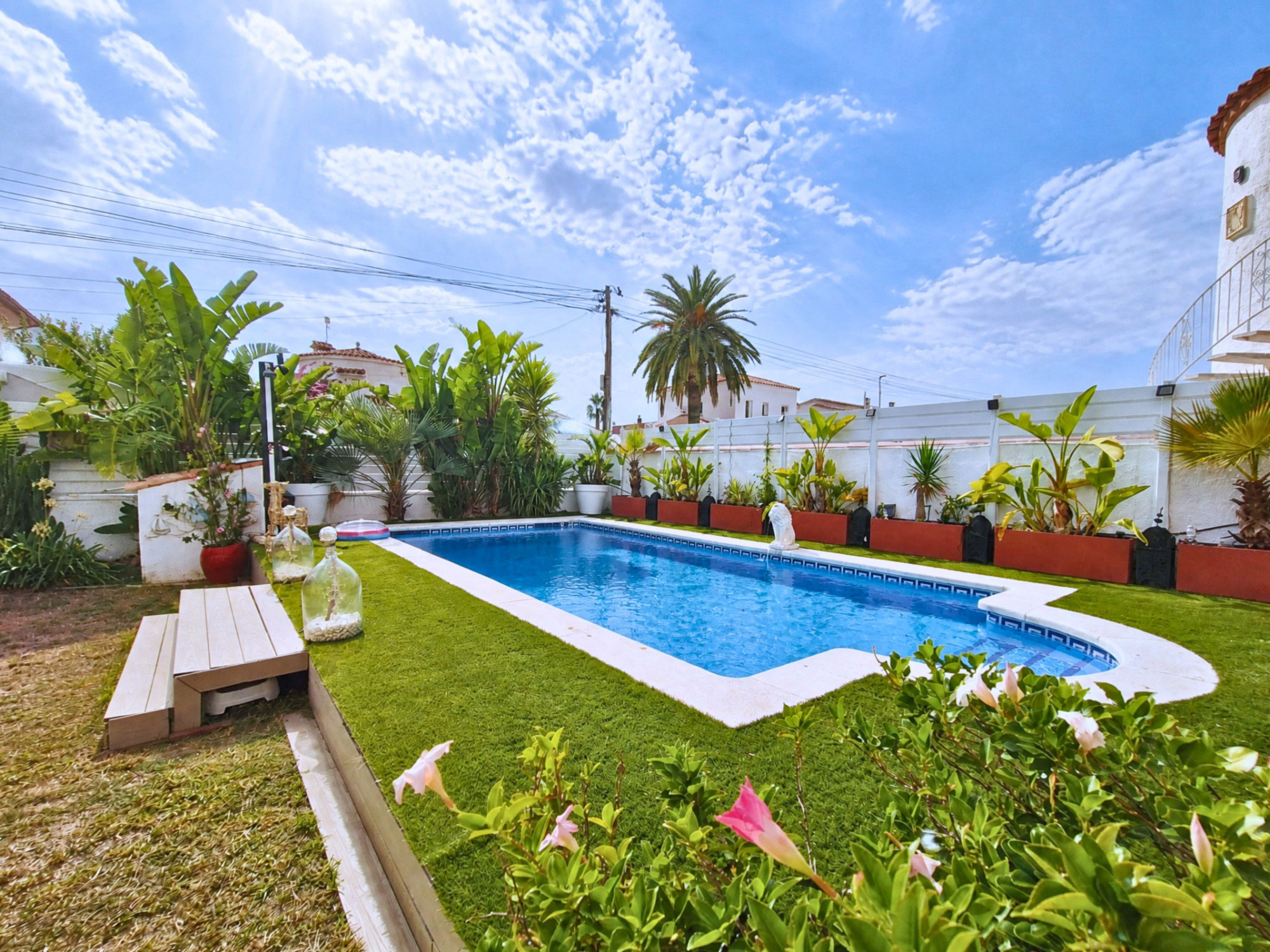 Casa de planta baja con piscina y jardín en Empuriabrava