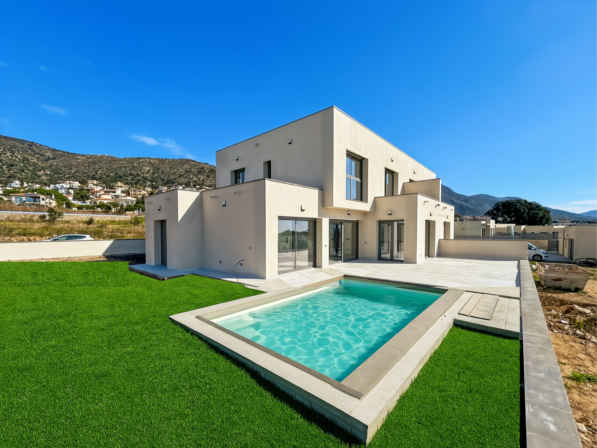 Casa de obra nueva con piscina y garaje