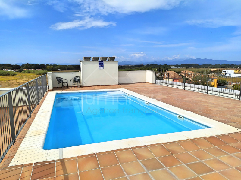 2 chambres, parking privé et piscine