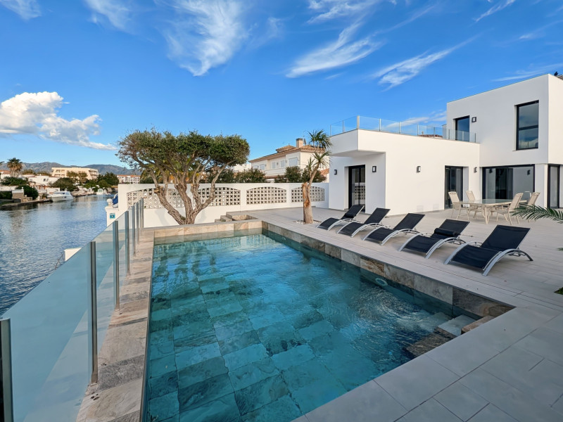 Piscina_exterior_con_vistas_al_canal_1728576146.jpg