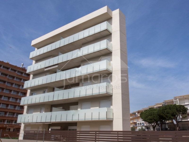 Appartement NEUF 2 chambres, 2ème étage à 200m de la plage