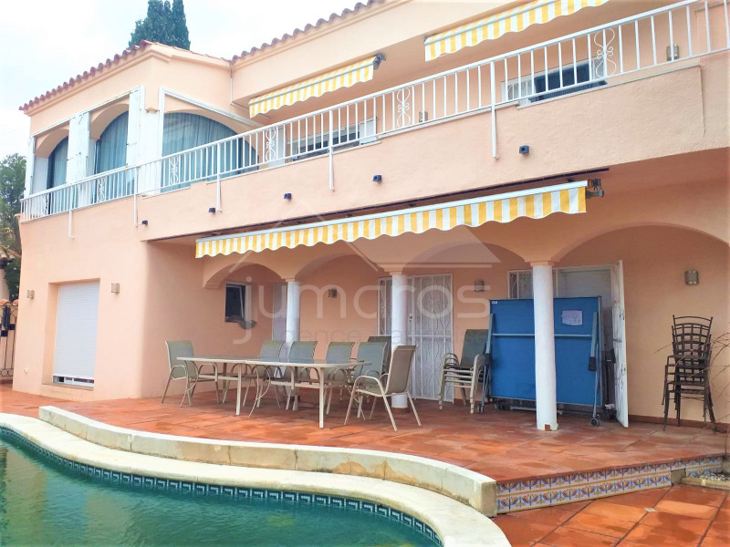 Maison moderne à Mas fumats avec piscine et jacuzzi