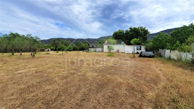 Terreno de 1100m2 con pequeña casa rústica