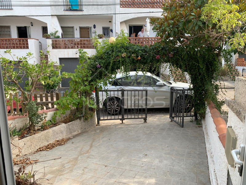 House with 2 bedrooms, garage and pool